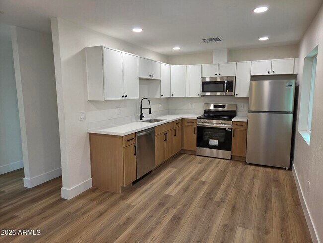 Building Photo - 824 N 11th Ave