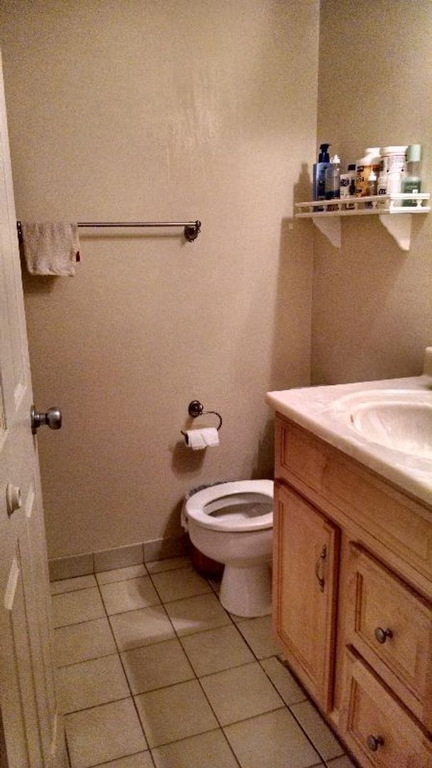 Building Photo - Spacious 2 bedroom 2 Bathroom with garage ...