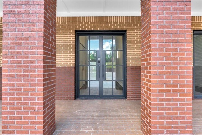 Building Photo - 3240 Smithtown Rd