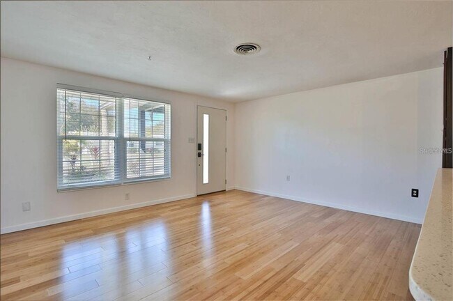 Foto del edificio - 7355 Cass Cir