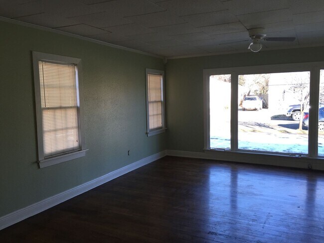 Building Photo - Pre Leasing for Fall 2026!