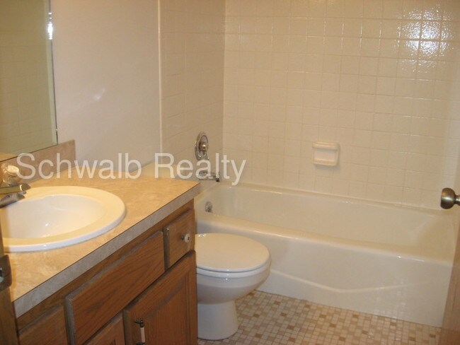 Building Photo - Small, Quiet Community!