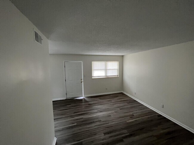 Building Photo - 209 N Woodland Dr