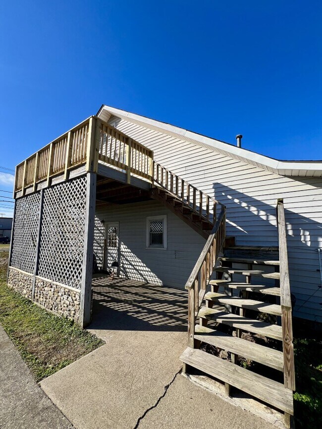 Building Photo - 555 Old Hwy 99 (Triplex)