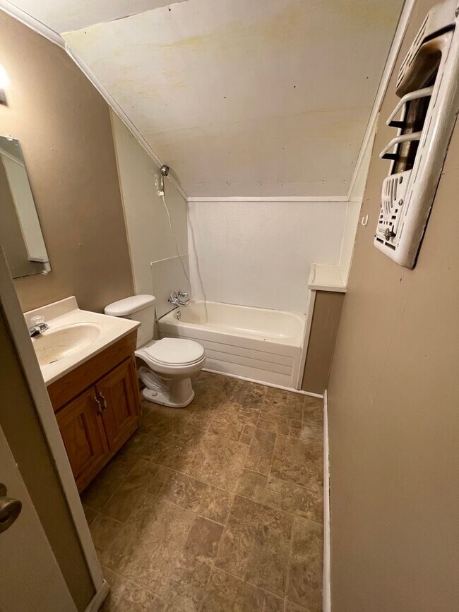 415 W Logan St Unit B, Sulphur, LA 70663 Room for Rent in Sulphur, LA