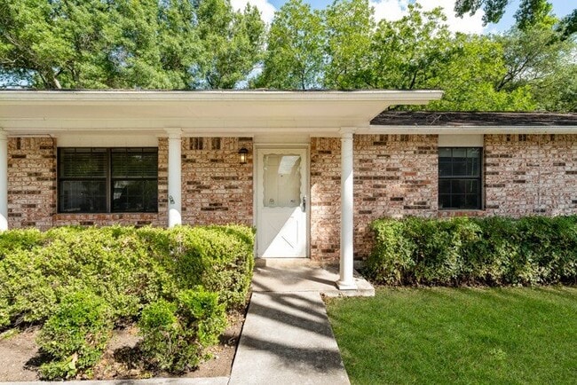 Foto del edificio - 1376 Poppy Ln