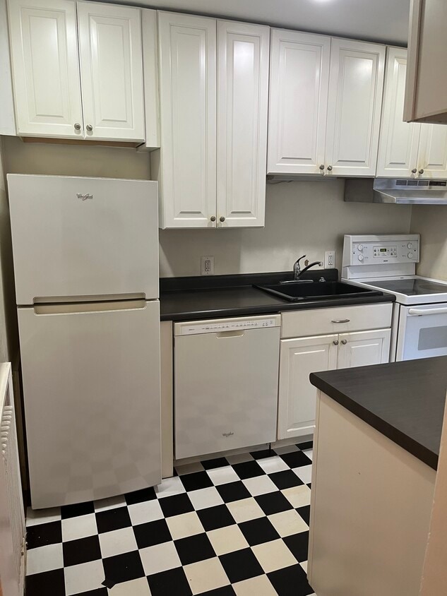 Kitchen - 246 S Exeter St