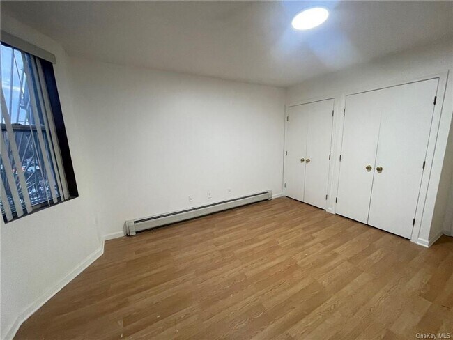 Foto del edificio - 1473 Gates Ave