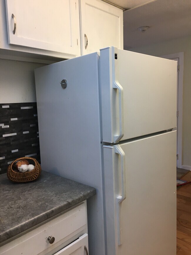 kitchen - 1350 Golden Cir