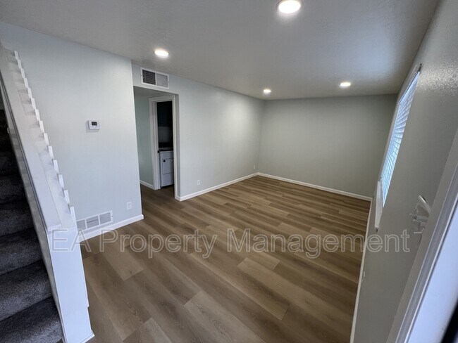 Building Photo - 6012 Calle Nueve NW