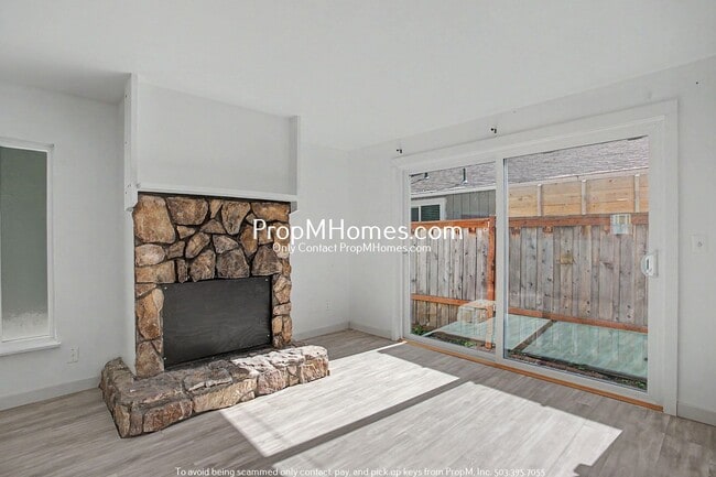 Building Photo - Updated Two Bedroom Duplex in Sellwood - Garage Included!