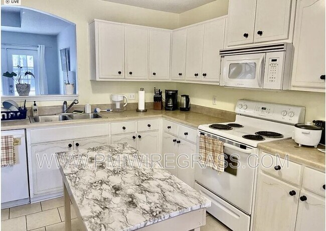 Foto del edificio - 115 Elmwood Dr