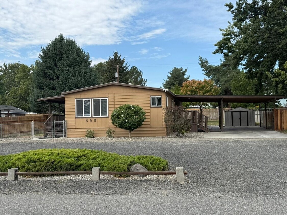 Primary Photo - Comfortable Richland Home with Large Yard ...