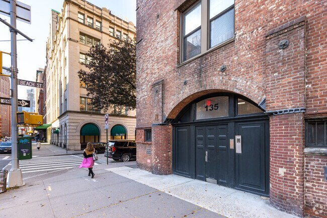 Entrance - 135 Hudson St