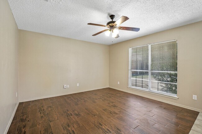 Building Photo - 2429 Lakeview Cir