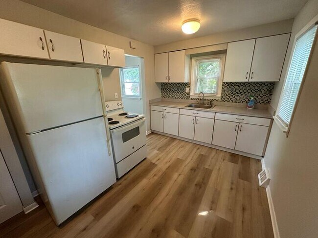 Foto del edificio - 26500 Drakefield Ave