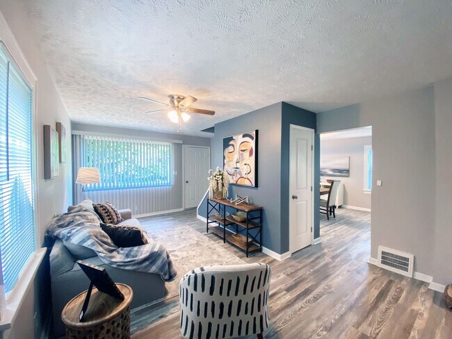 Foto del edificio - 3 Bed and 1 Bath Colonial for Rent in Oakwood Villiage!
