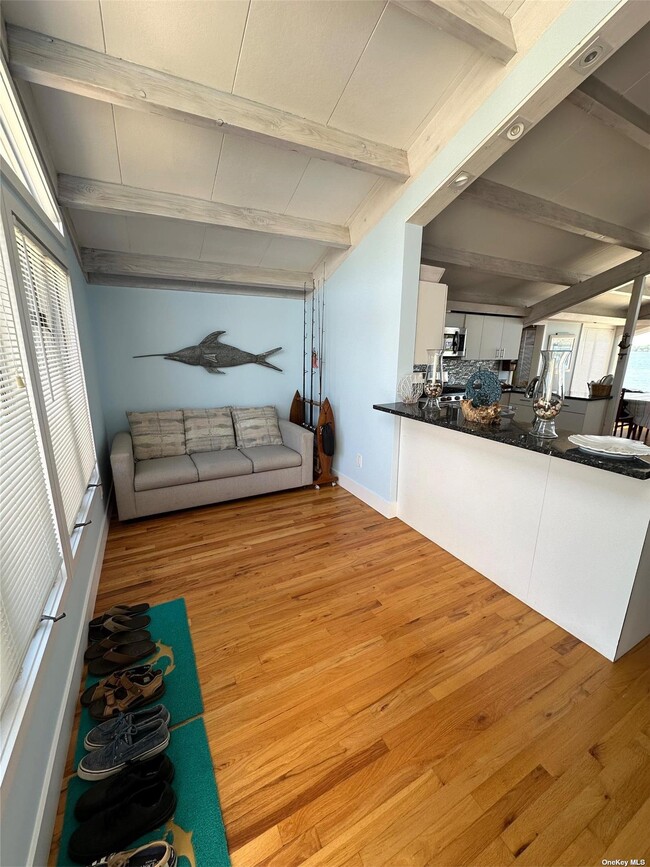 Foto del edificio - 12 Sandy Beach Rd