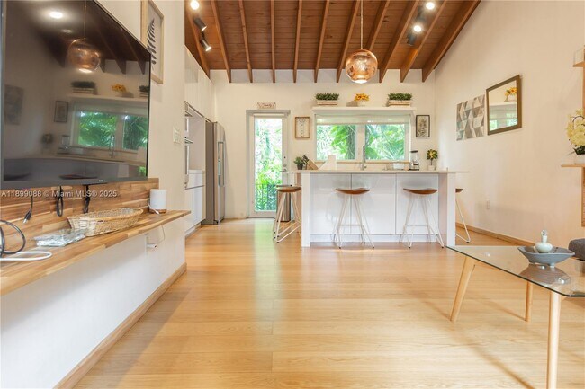 Foto del edificio - 523 NE 68th St