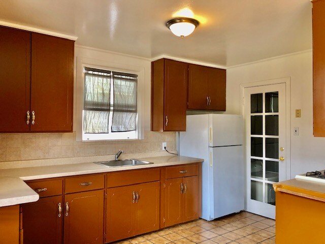 kitchen - 627 Midway Ave