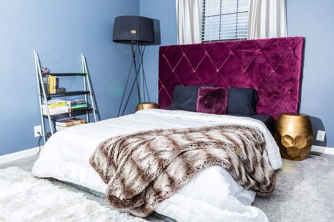 Foto del edificio - **APPLICATIONS PENDING** Stylish 2 Bed Tow...