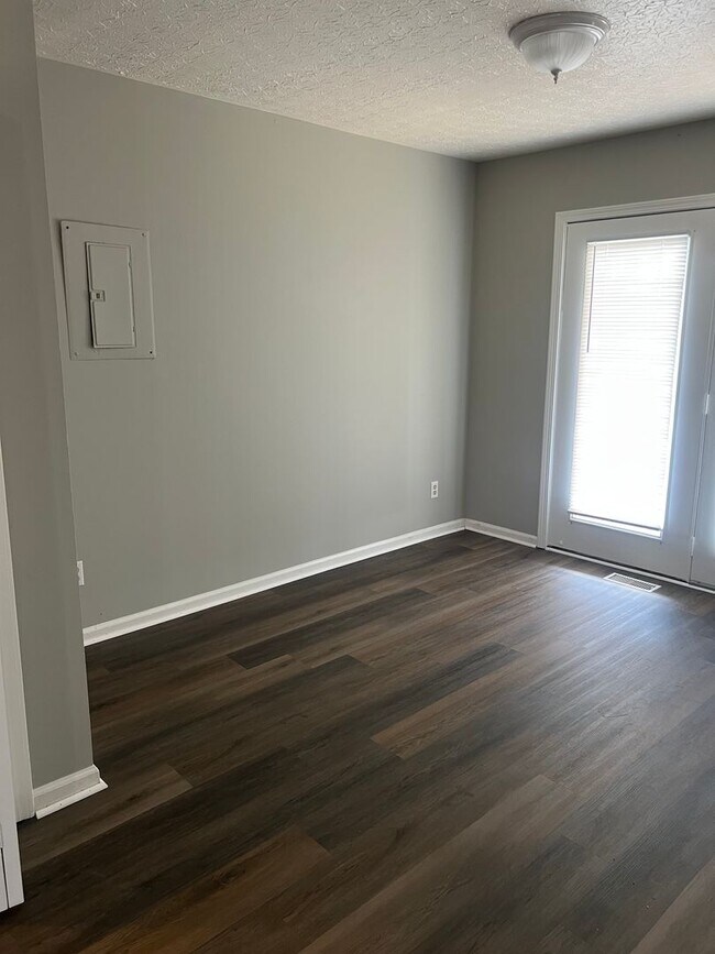 Foto del edificio - 101 John Paul Rd