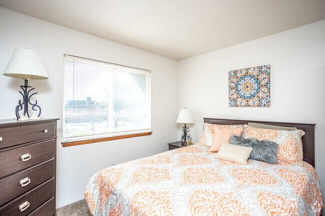 2BR, 2BA - 960 SF - Olde English Village