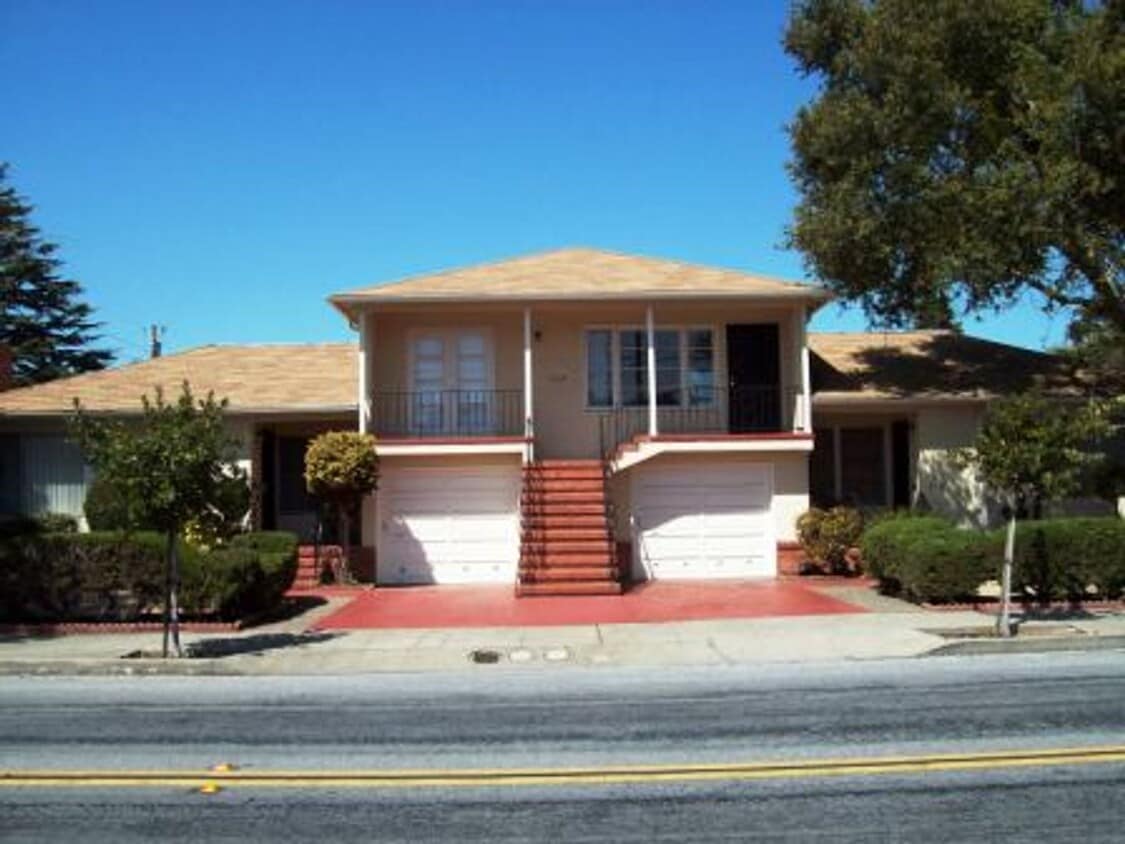 Primary Photo - Dutton Ave/3PLX