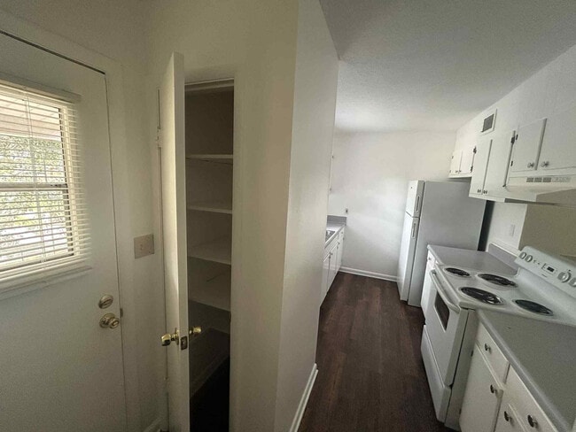 Building Photo - Cedar Trace Apartments