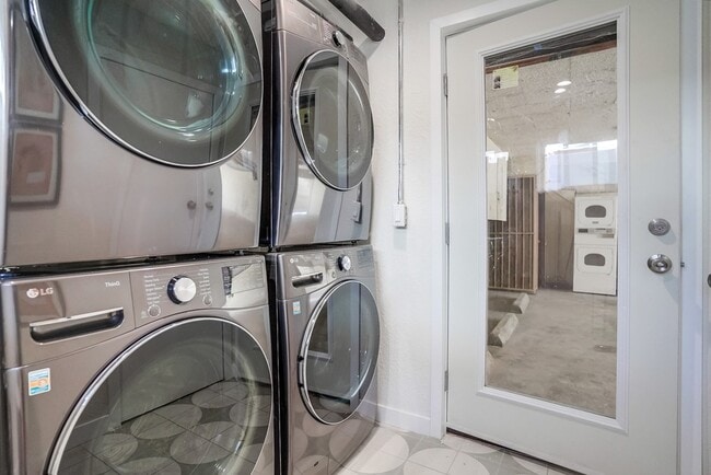 Laundry - 333 W Queen St