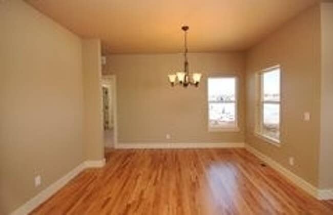 Building Photo - 2127 Cocklebur Ln