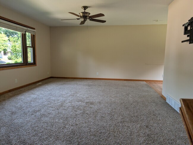 sala de estar de la planta principal - 211 S Jefferson St