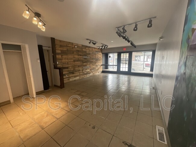 Building Photo - 13 W King St