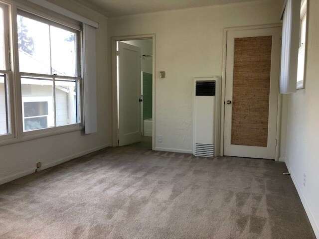 #4-living - 460 Everett Ave