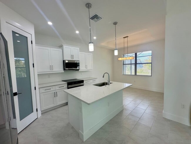 Foto del edificio - Brand New Cape Coral POOL Home- Available Now