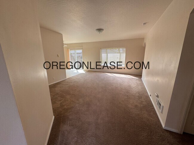 Foto del edificio - 3 bedroom North Eugene home with full size...