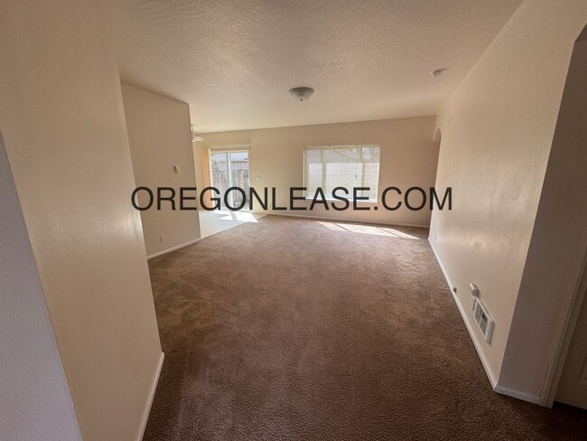 Building Photo - 3 bedroom North Eugene home with full size...