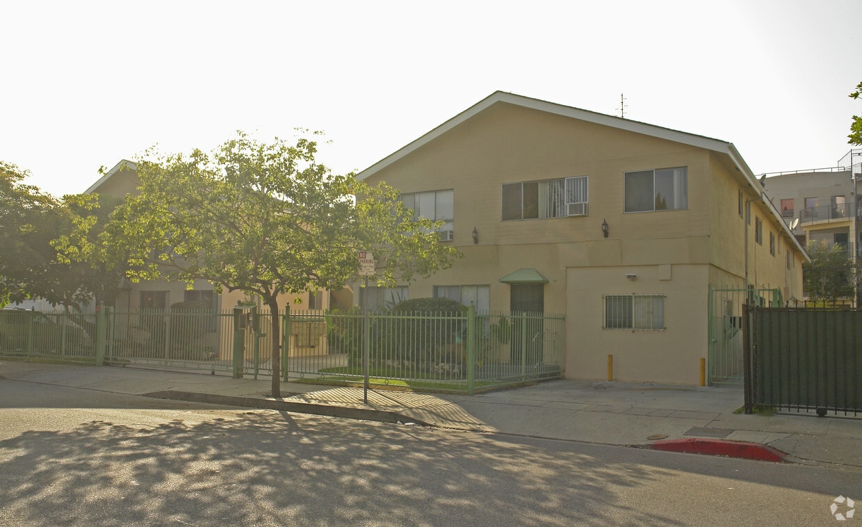 1137 N Beachwood Drive - 1137 N Beachwood Dr