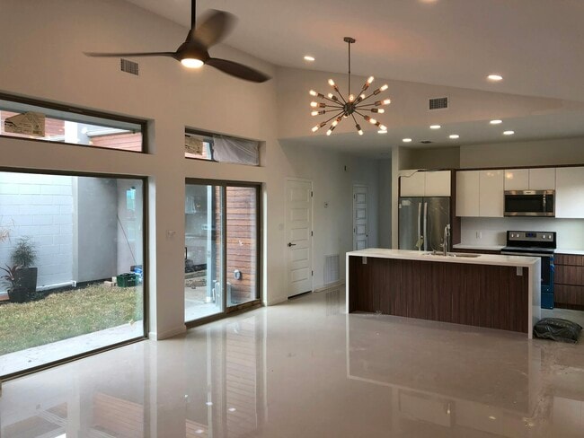 Building Photo - 604 Camelot Dr