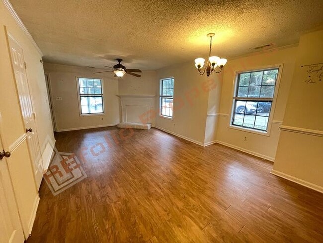 Building Photo - Great Location! 2 Bedroom 1.5 Bath 2 Story...