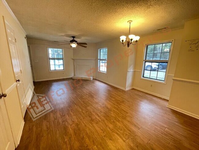 Foto del edificio - Great Location! 2 Bedroom 1.5 Bath 2 Story...