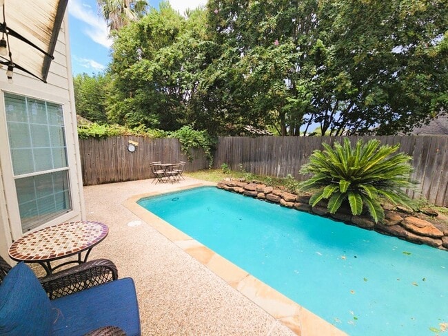 Foto del edificio - 16514 Bluff Springs Dr