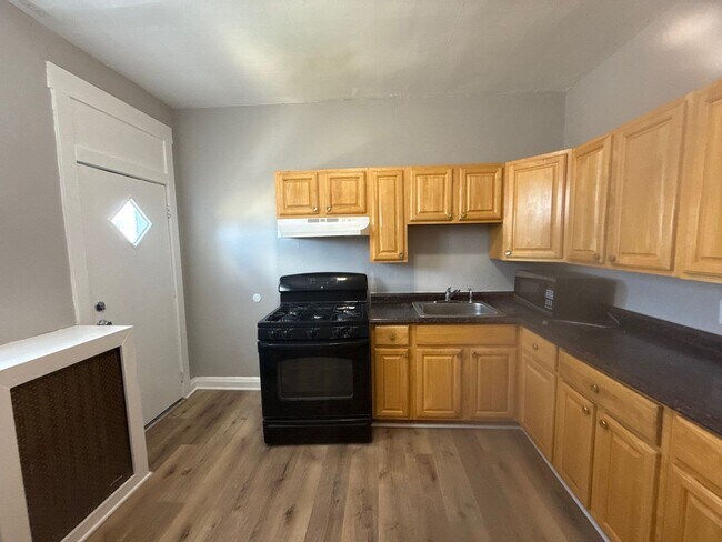 Building Photo - Three Bedroom Home In Baltimore
