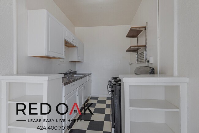 Building Photo - ~1 Month FREE~ Gorgeous Studio with Hardwo...