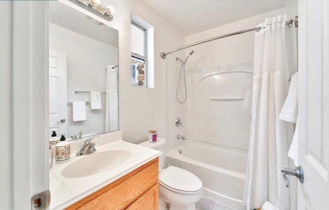 Building Photo - Perfectly Located 4 Bed, 3 Bath End Unit S...