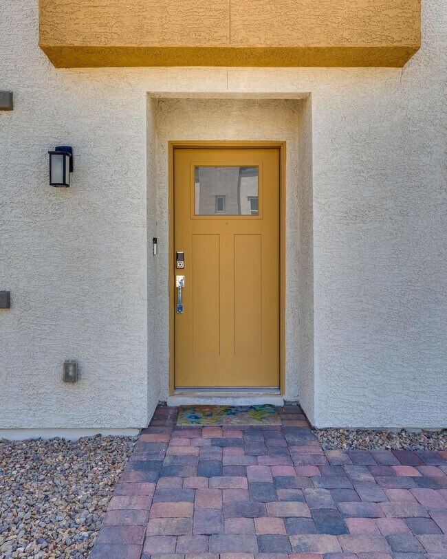 Building Photo - Modern 3-Story Townhome with Strip Views i...