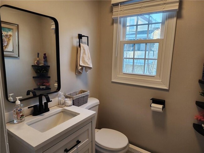 Building Photo - 198 Sunbury St