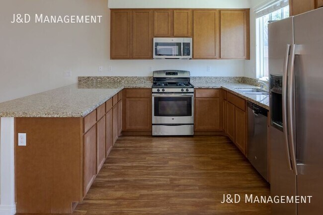 Building Photo - Spacious Townhome w/2 Car Garage in Gated ...