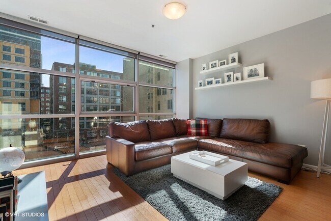 Living room - 225 S Sangamon