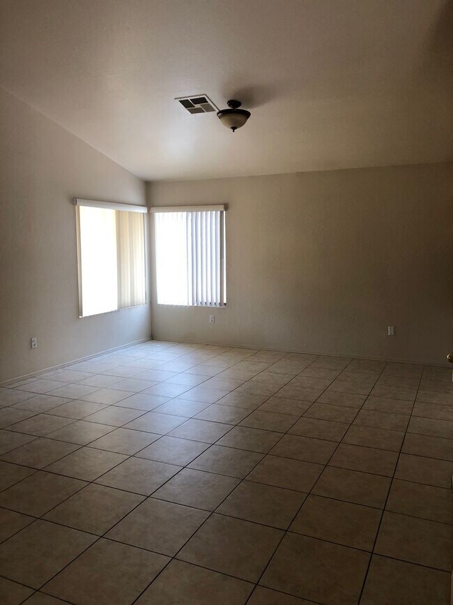 Foto del edificio - 3 Bedroom - 2 story corner lot - Glendale ...